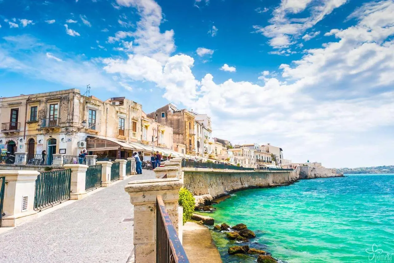 SyracuseApartments il mare di Ortigia Italia